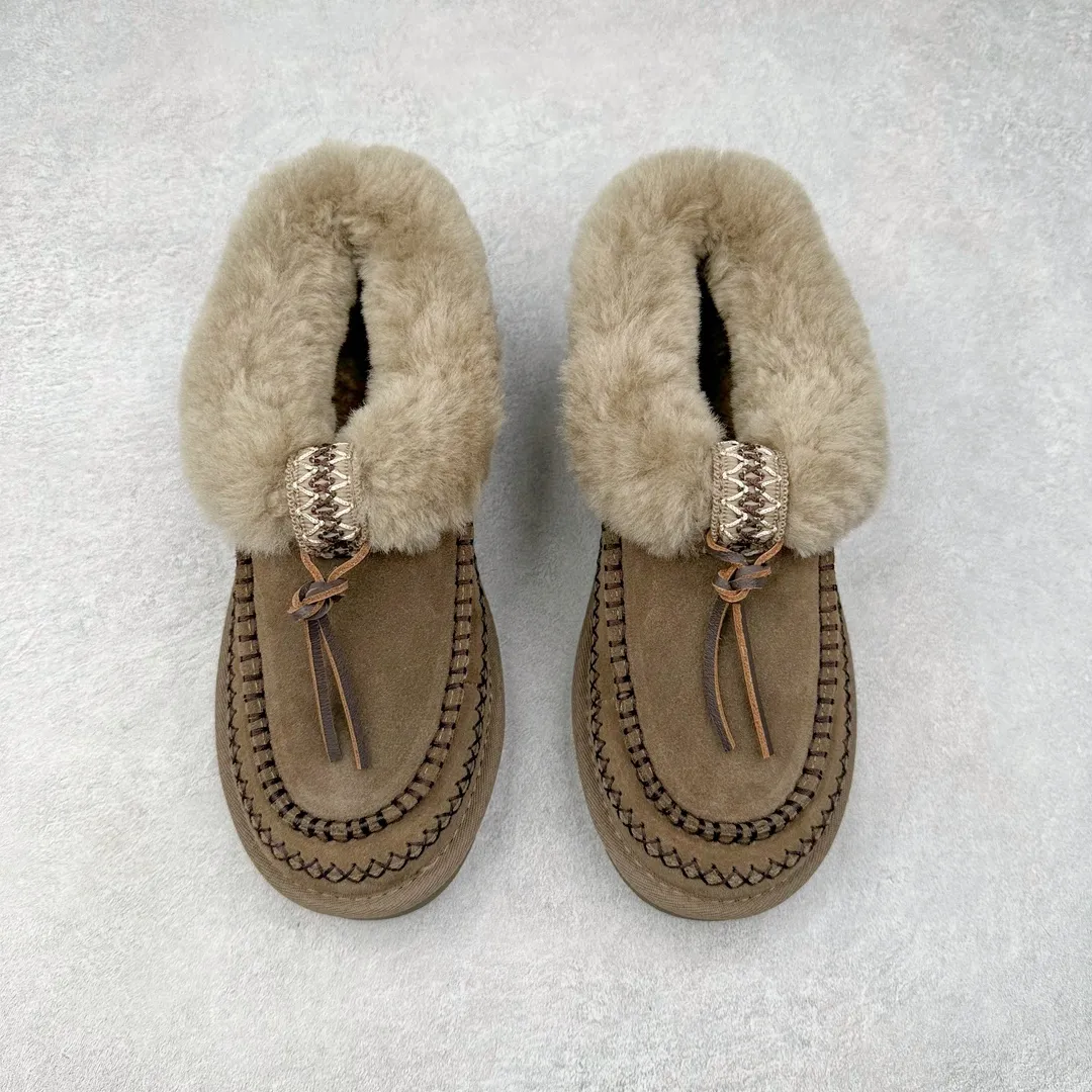 Pick up locally💰560 UGG 8258 Alpine shallow mouth autumn and winter sheep fur integrated snow boots. All shoes are made of ZP same factory. Longfeng A-grade Australian imported sheep fur integrated brand OEM production line. Fully follow the ZP process. Original pattern maker of the OEM. Adhering to the principle of no original shoes and no development selection. Pay attention to every detail. The most authentic version on the market TREADLITE "Light Wing" technology outsole Lightweight/durable/flexible/pile size: 35 36 37 38 39 40 Coding: by2936090